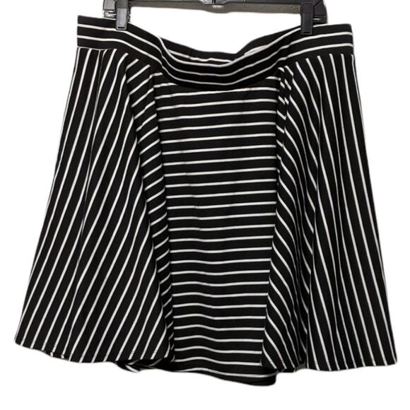 TORRID Black White Striped Circle Skater Skirt 3X - Picture 7 of 9